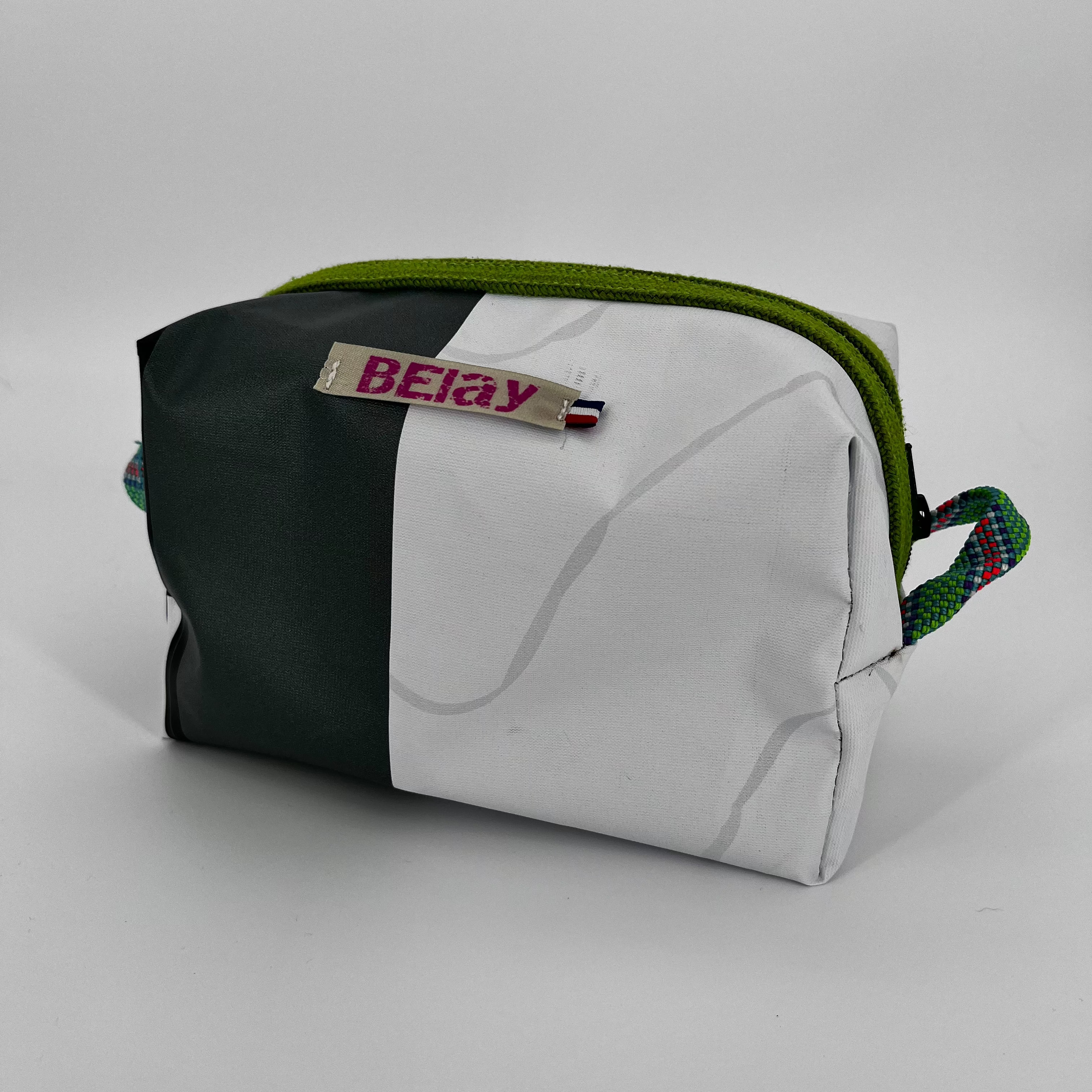 The Voyager - Trousse Imperméable Upcyclée - L'aventure sans fuite, zéro déchet