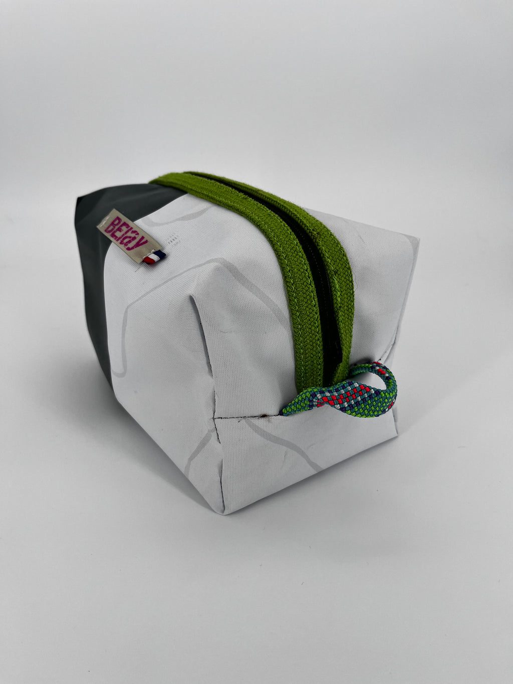 The Voyager - Trousse Imperméable Upcyclée - L'aventure sans fuite, zéro déchet