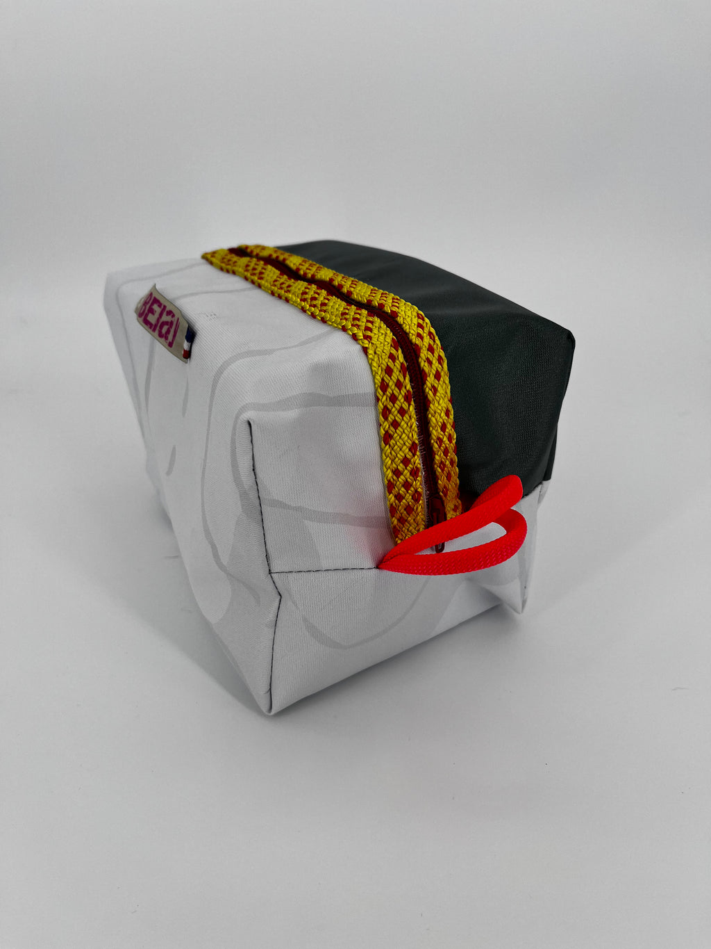 The Voyager - Trousse Imperméable Upcyclée - L'aventure sans fuite, zéro déchet