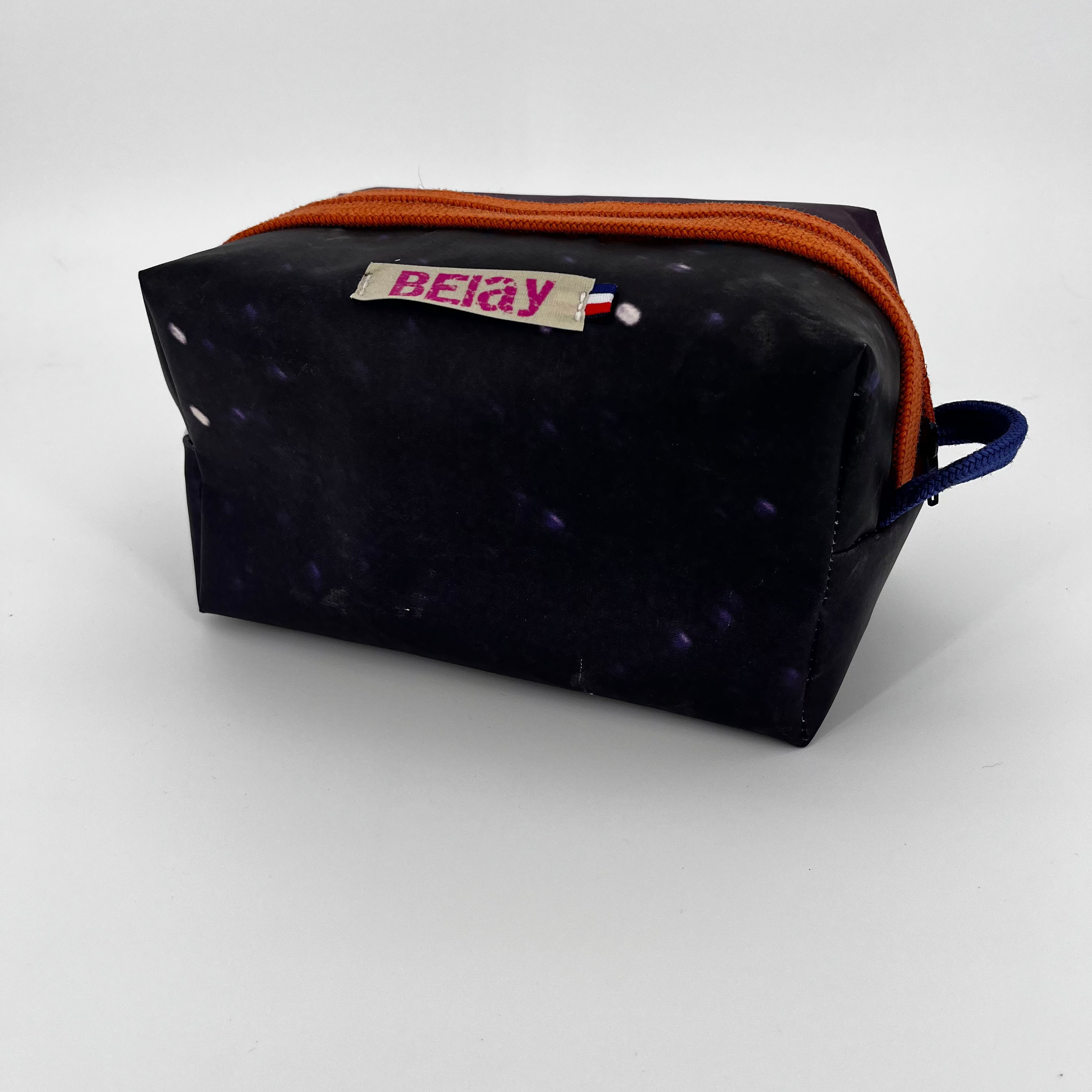 The Voyager - Trousse Imperméable Upcyclée - L'aventure sans fuite, zéro déchet