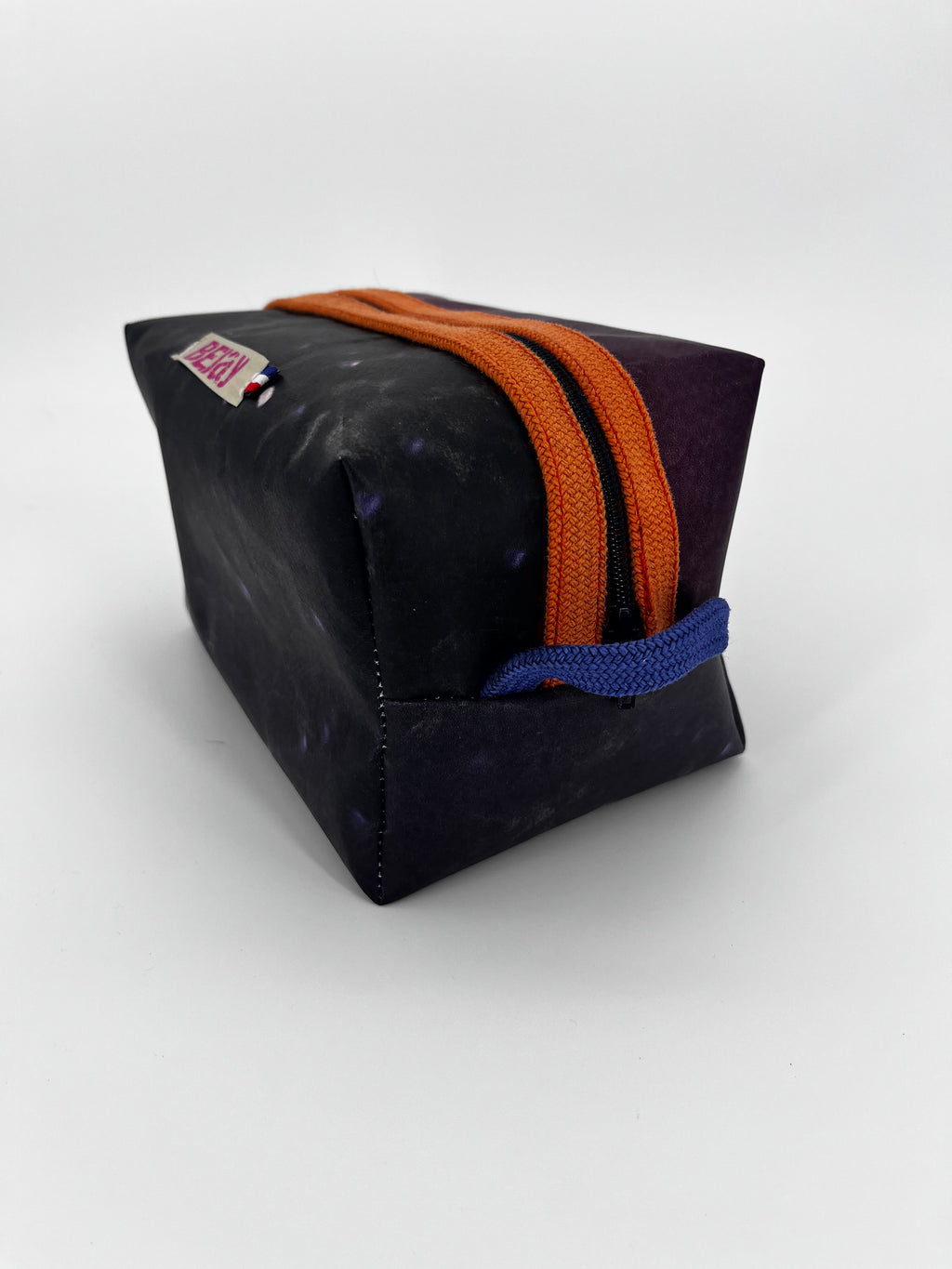 The Voyager - Trousse Imperméable Upcyclée - L'aventure sans fuite, zéro déchet