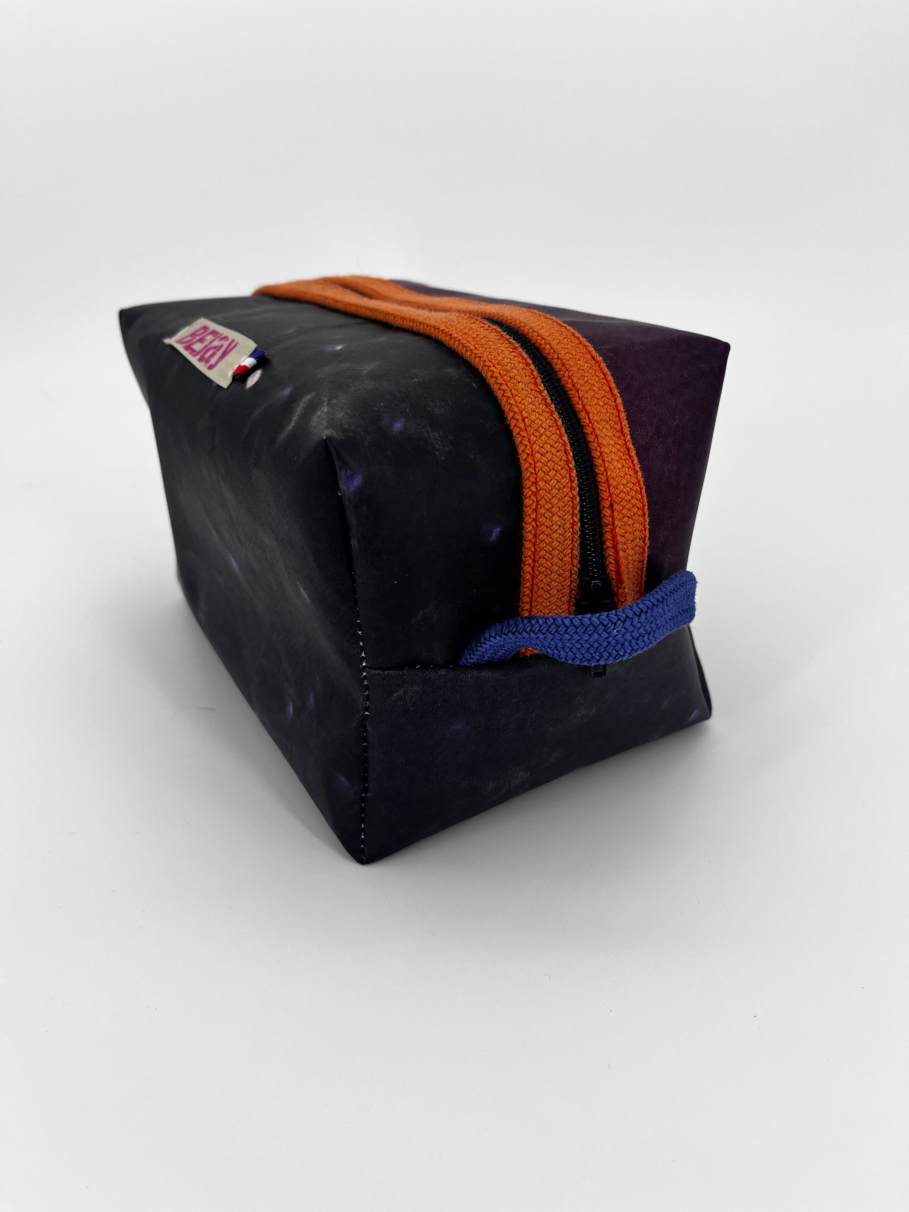 The Voyager - Trousse Imperméable Upcyclée - L'aventure sans fuite, zéro déchet