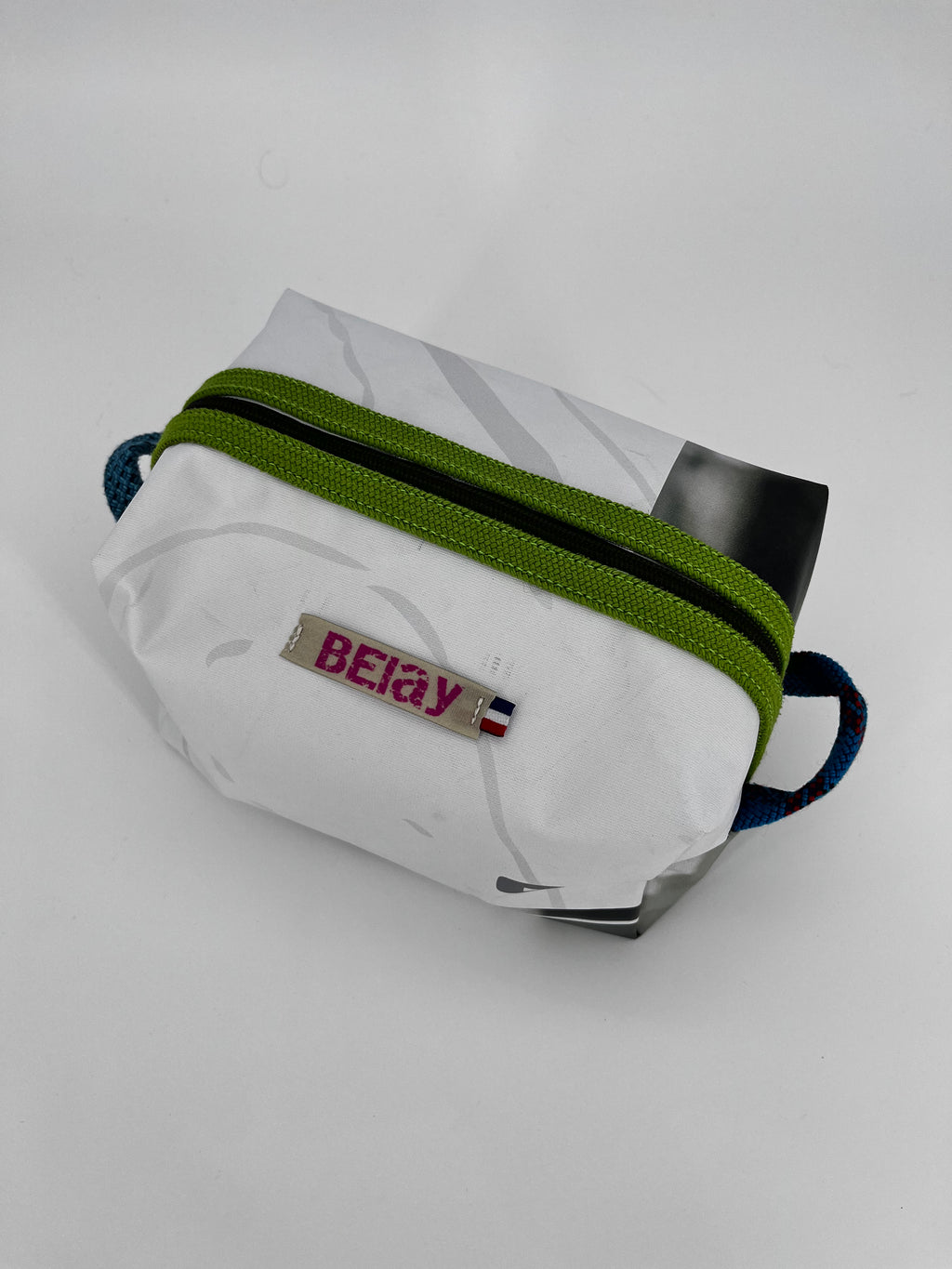 The Voyager - Trousse Imperméable Upcyclée - L'aventure sans fuite, zéro déchet