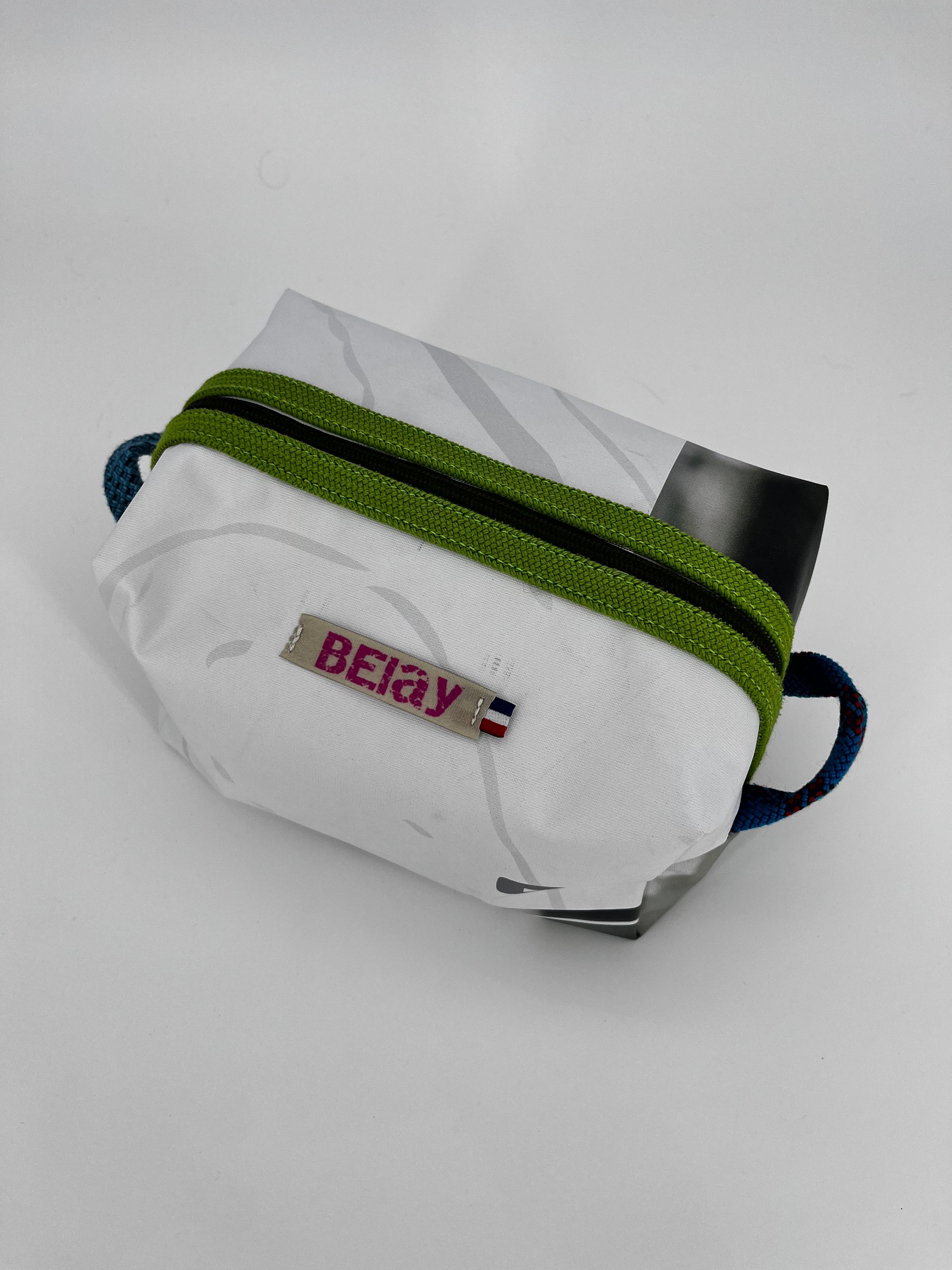 The Voyager - Trousse Imperméable Upcyclée - L'aventure sans fuite, zéro déchet