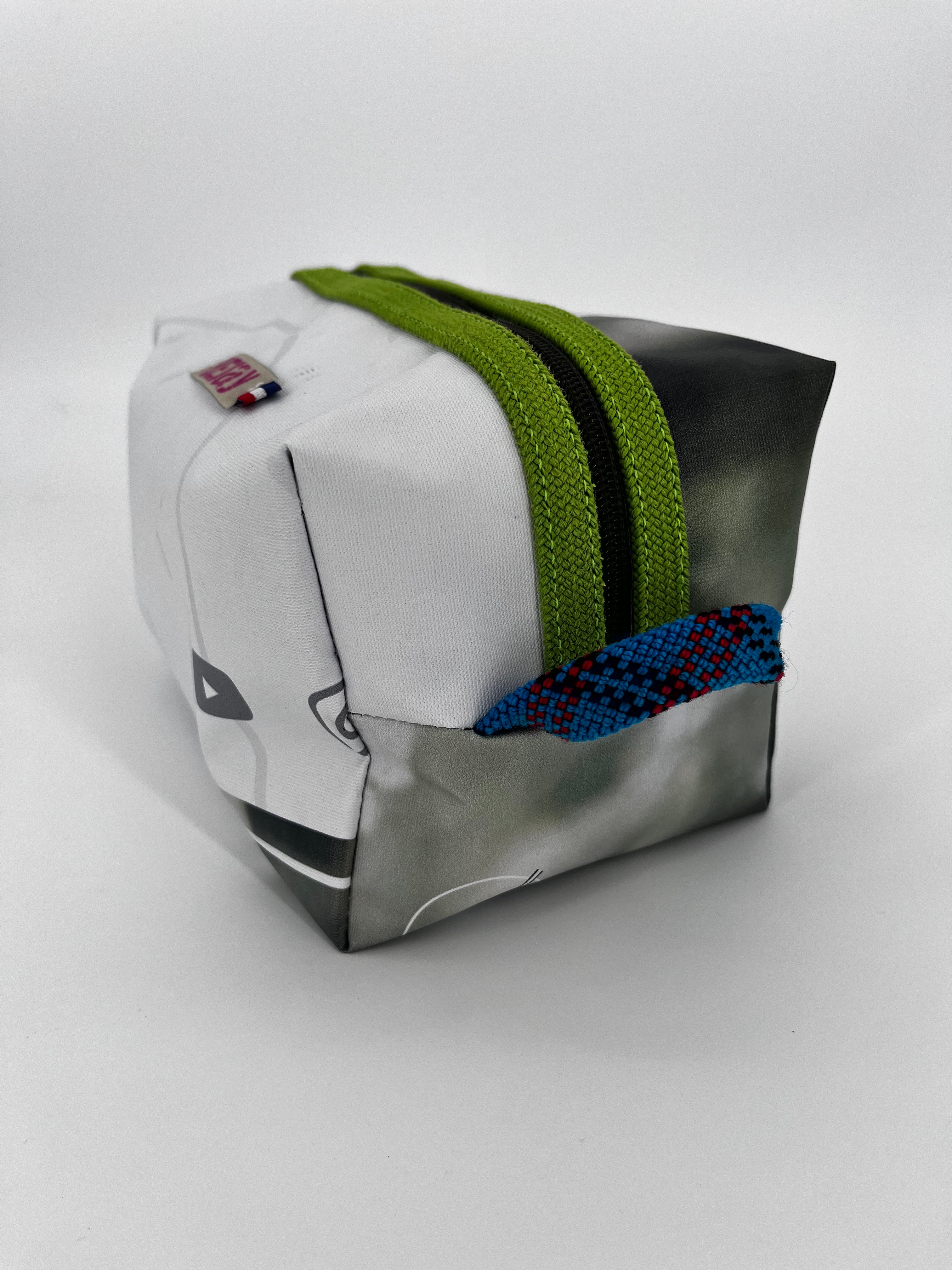 The Voyager - Trousse Imperméable Upcyclée - L'aventure sans fuite, zéro déchet