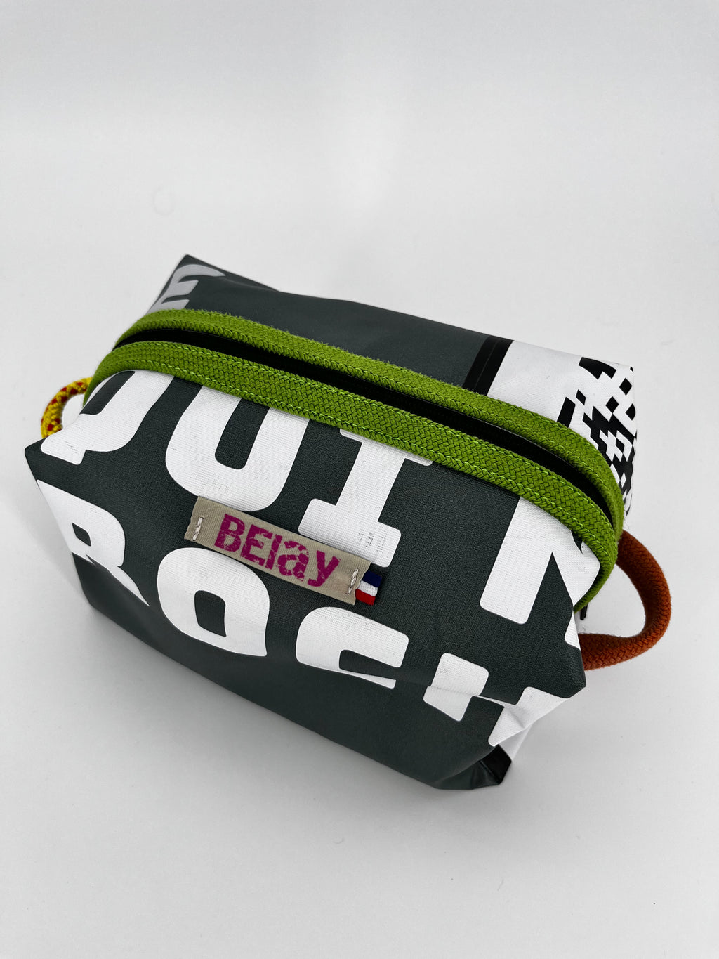 The Voyager - Trousse Imperméable Upcyclée - L'aventure sans fuite, zéro déchet