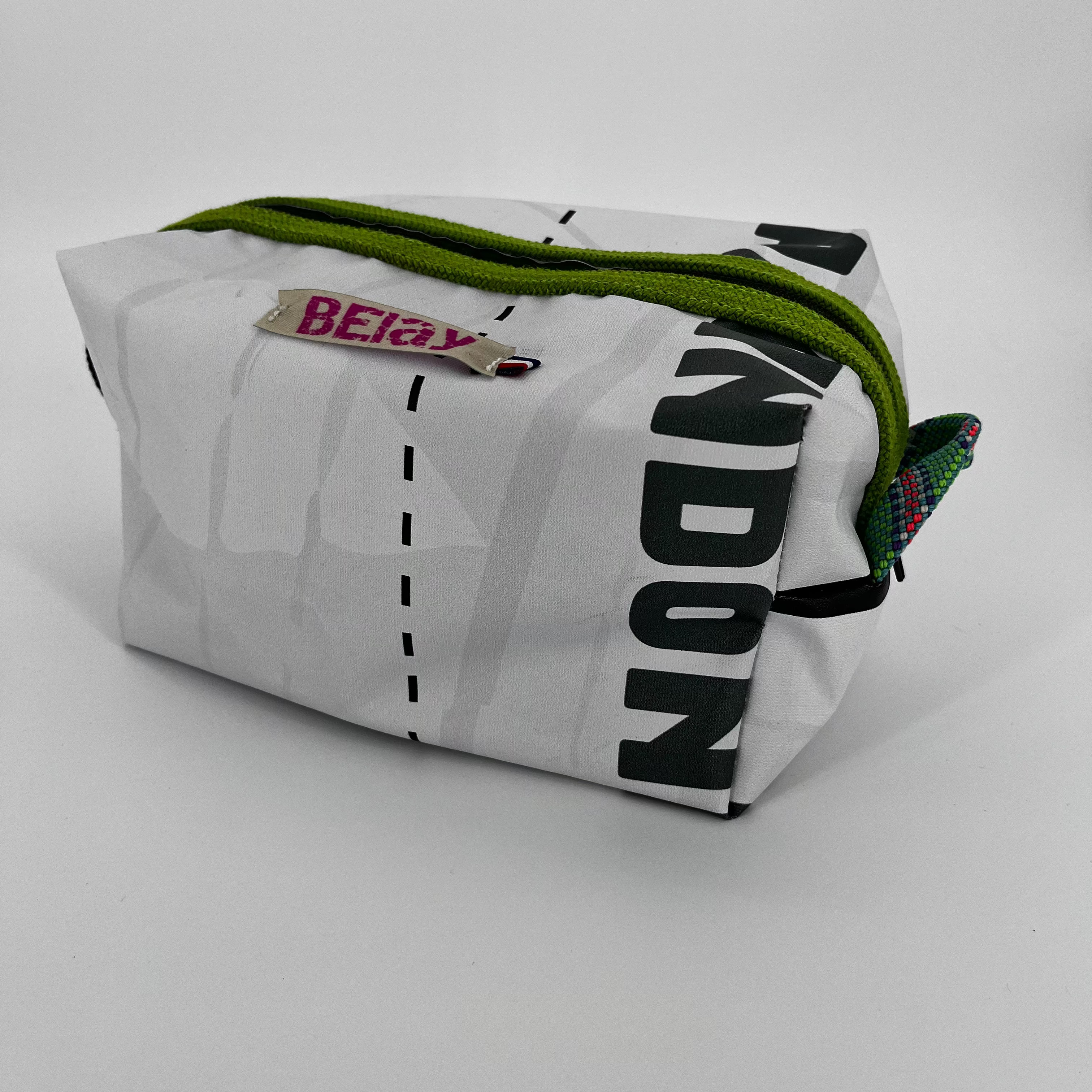 The Voyager - Trousse Imperméable Upcyclée - L'aventure sans fuite, zéro déchet