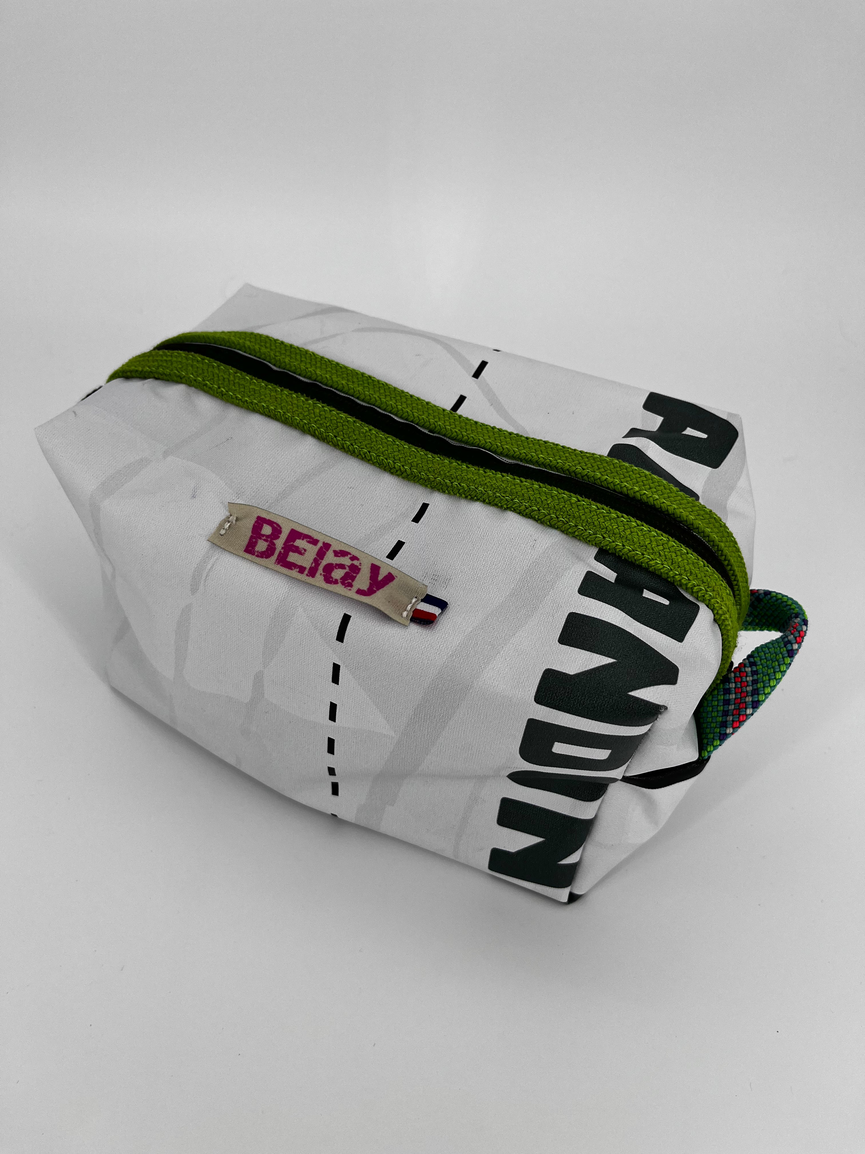 The Voyager - Trousse Imperméable Upcyclée - L'aventure sans fuite, zéro déchet