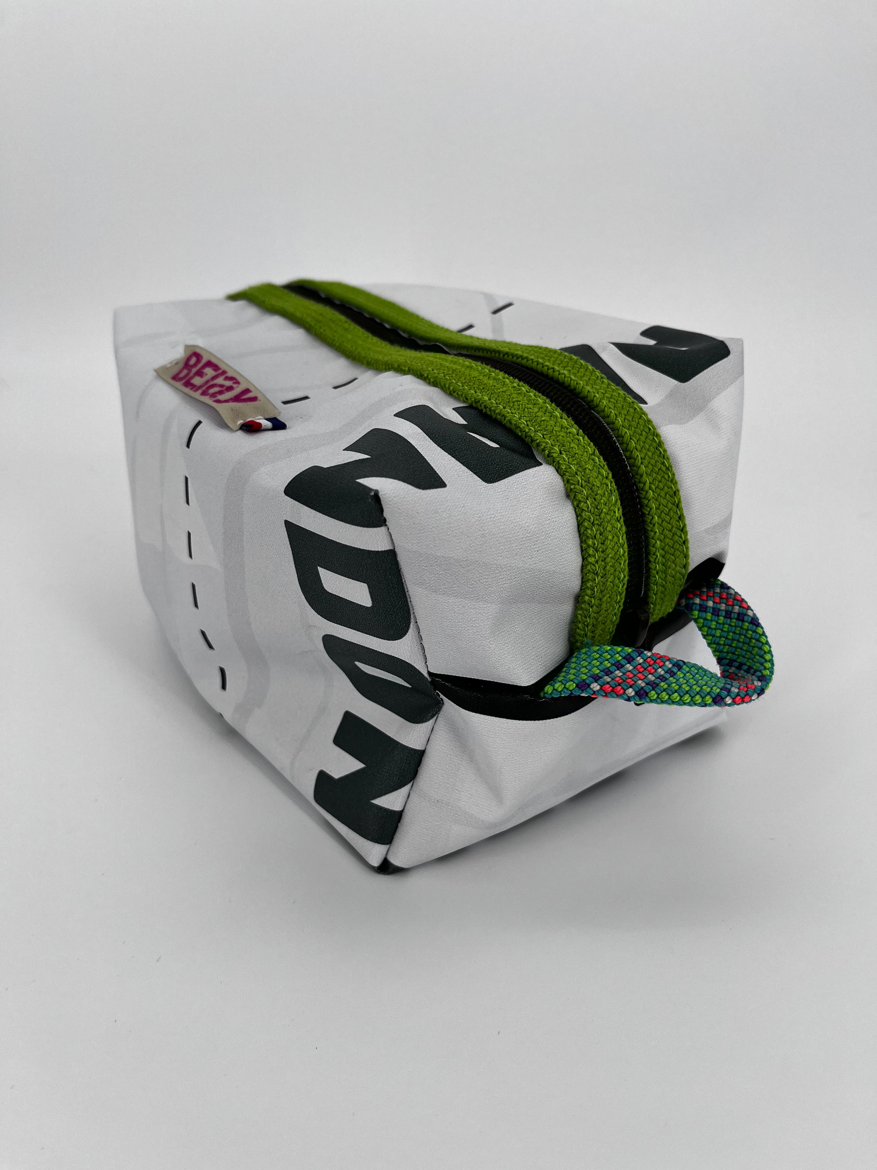 The Voyager - Trousse Imperméable Upcyclée - L'aventure sans fuite, zéro déchet