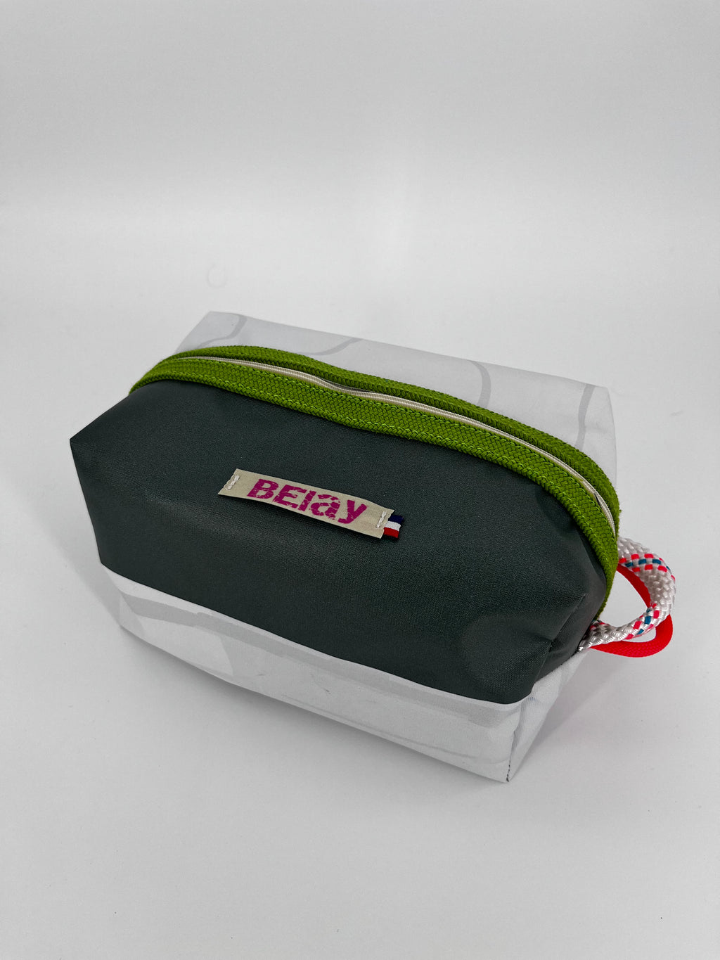 The Voyager - Trousse Imperméable Upcyclée - L'aventure sans fuite, zéro déchet