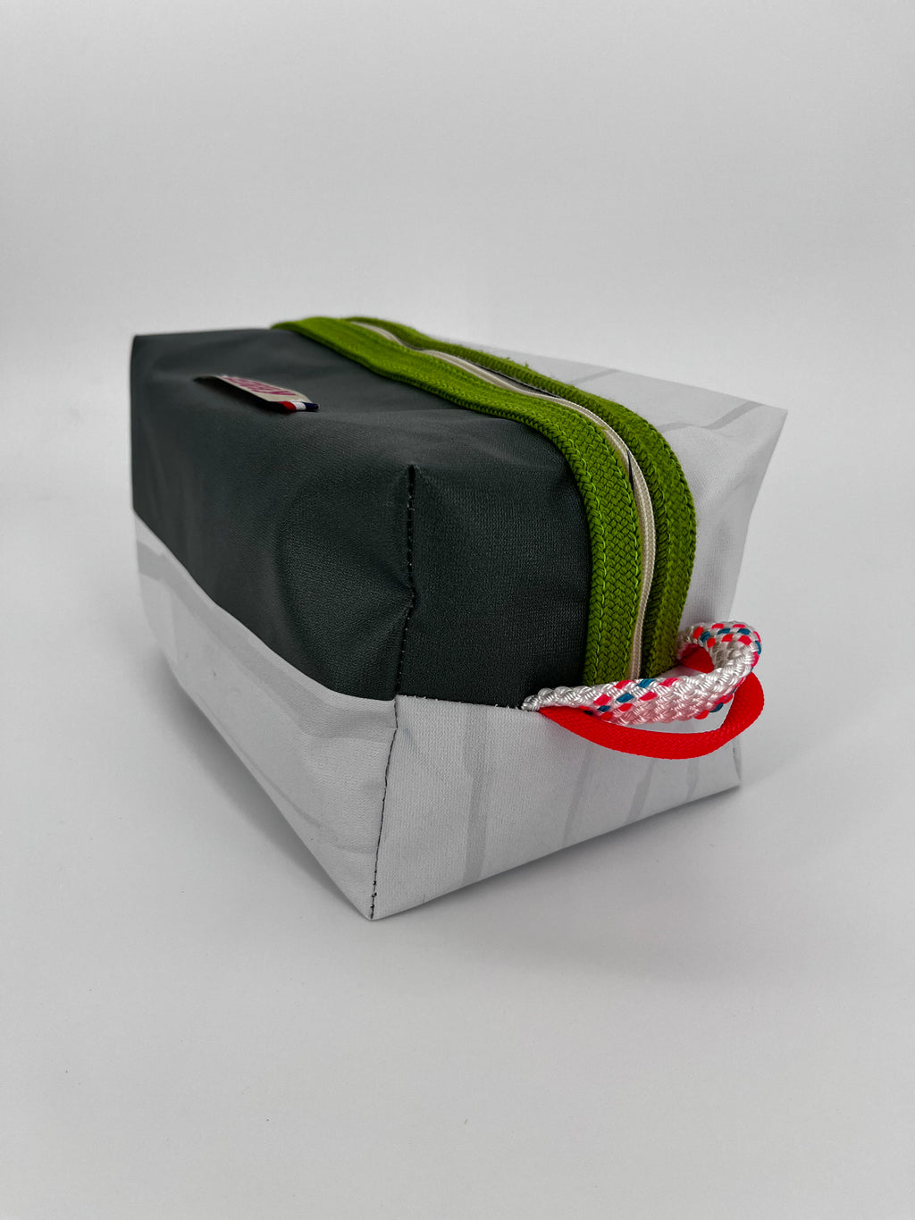 The Voyager - Trousse Imperméable Upcyclée - L'aventure sans fuite, zéro déchet